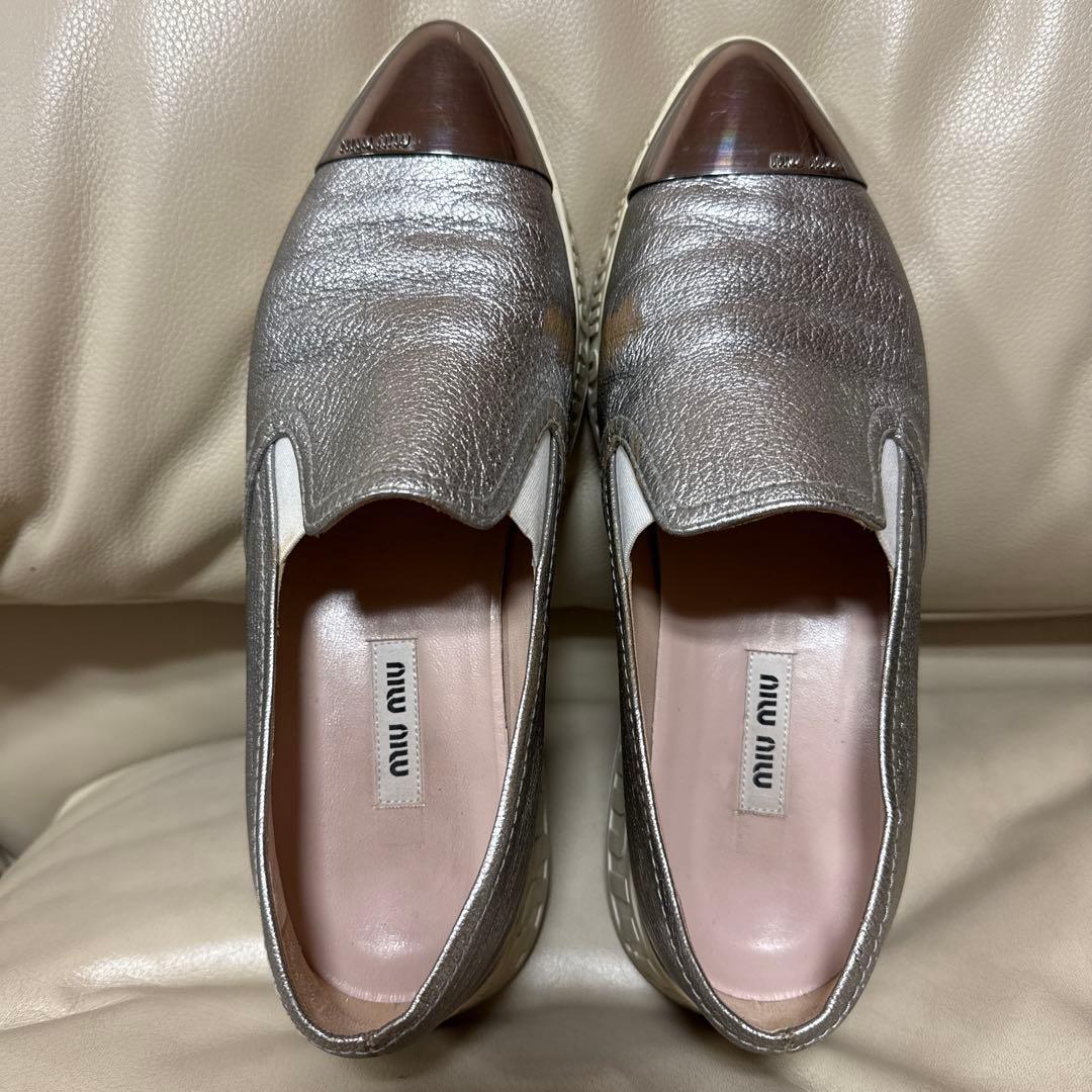 miu miu シルバー メタリックトゥキャップ スリッポン - メルカリ
