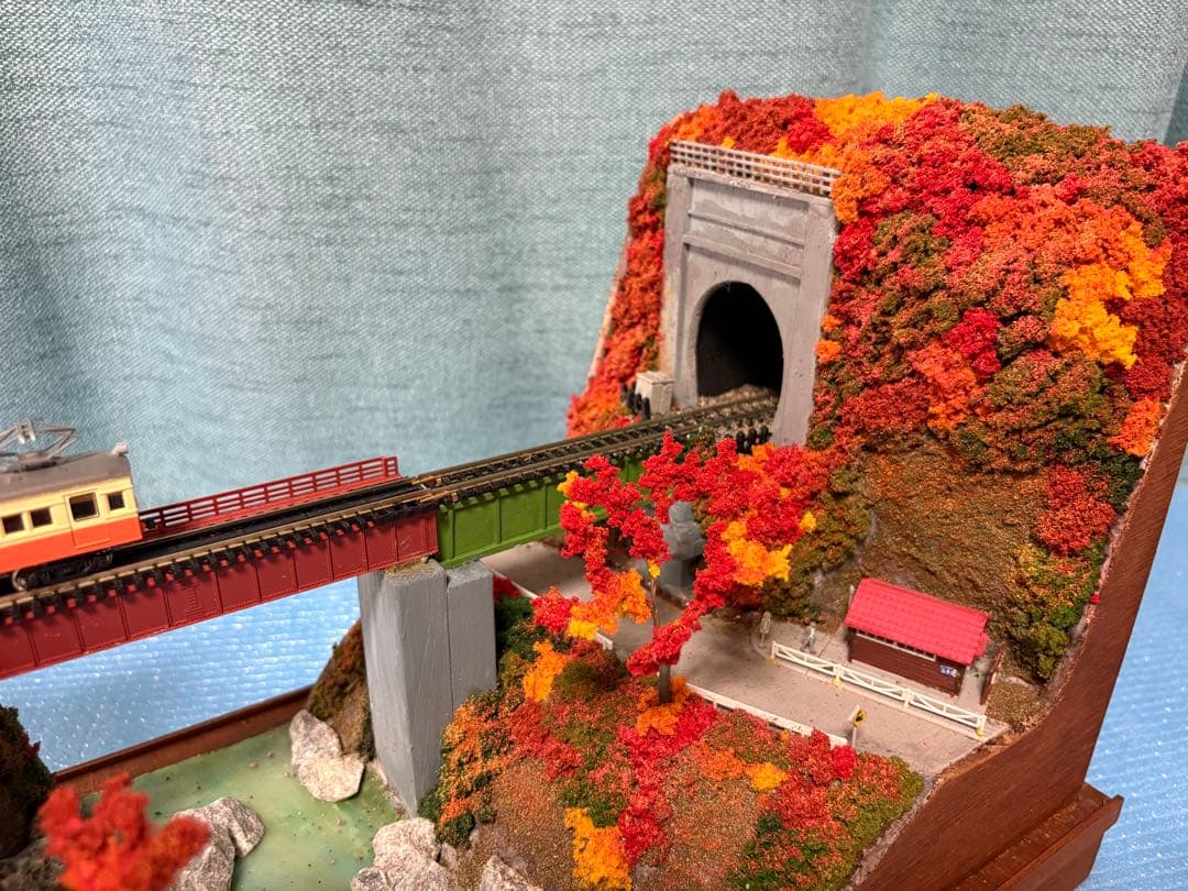 鉄道模型 ジオラマ 紅葉風景 (鉄道模型付き)