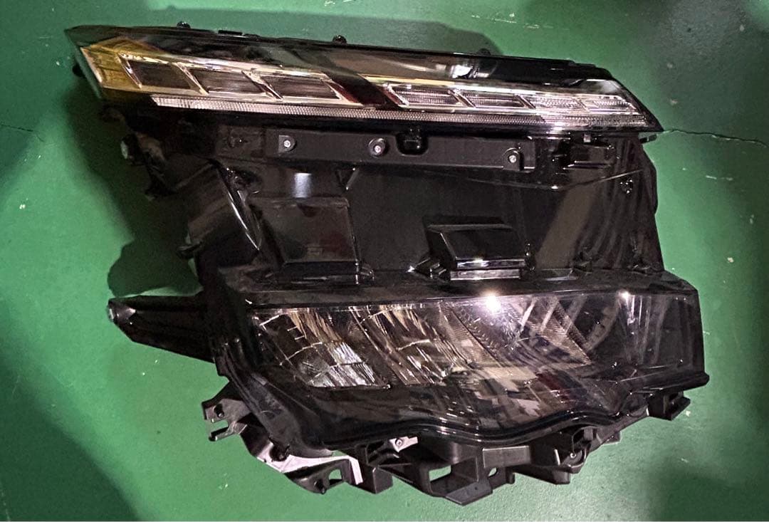 ZWR90 ヴォクシー右ヘッドライトASSY - メルカリ