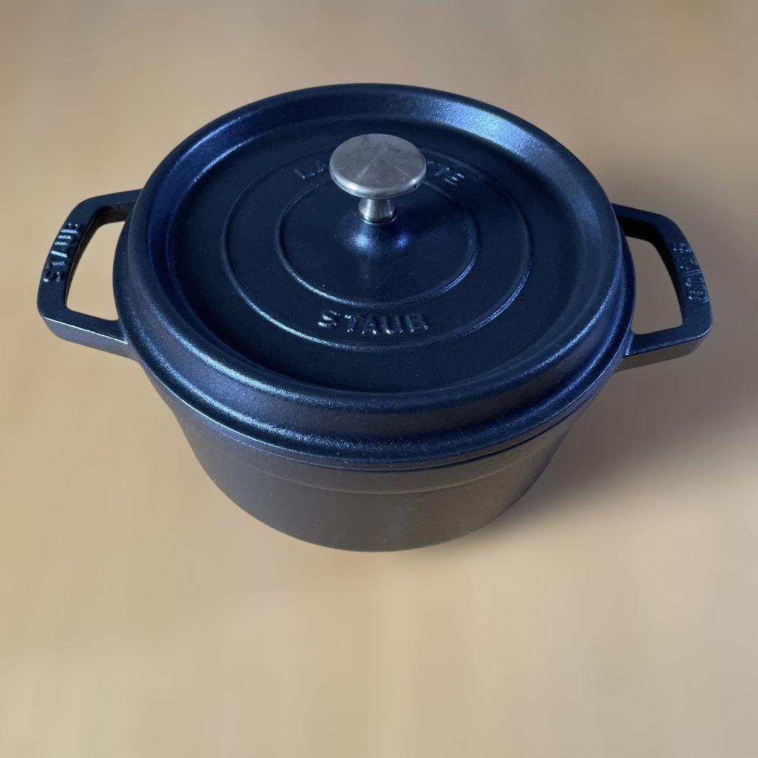 ストウブ ピコ・ココットラウンド 22 cm Staub staub（ストウブ）ピコ・ココット ラウンド ブラック | LIVING MOTIF