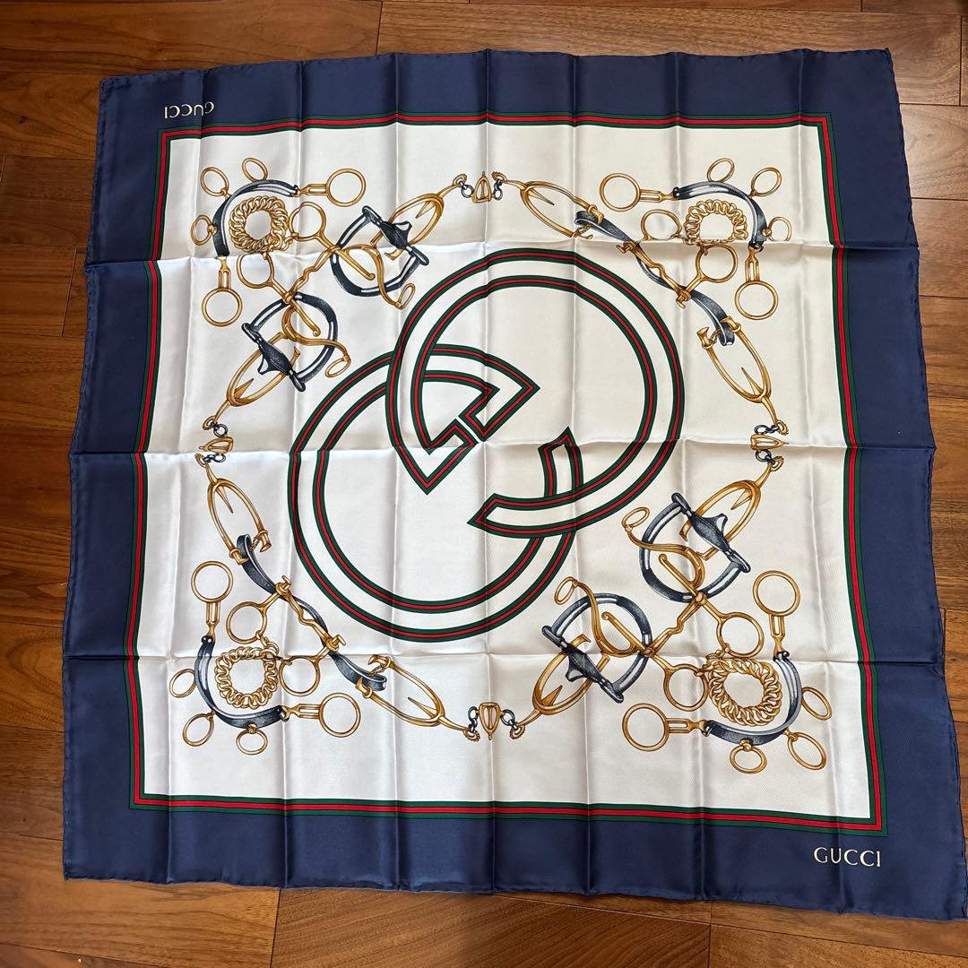 GUCCI シルクスカーフ ロゴ入り