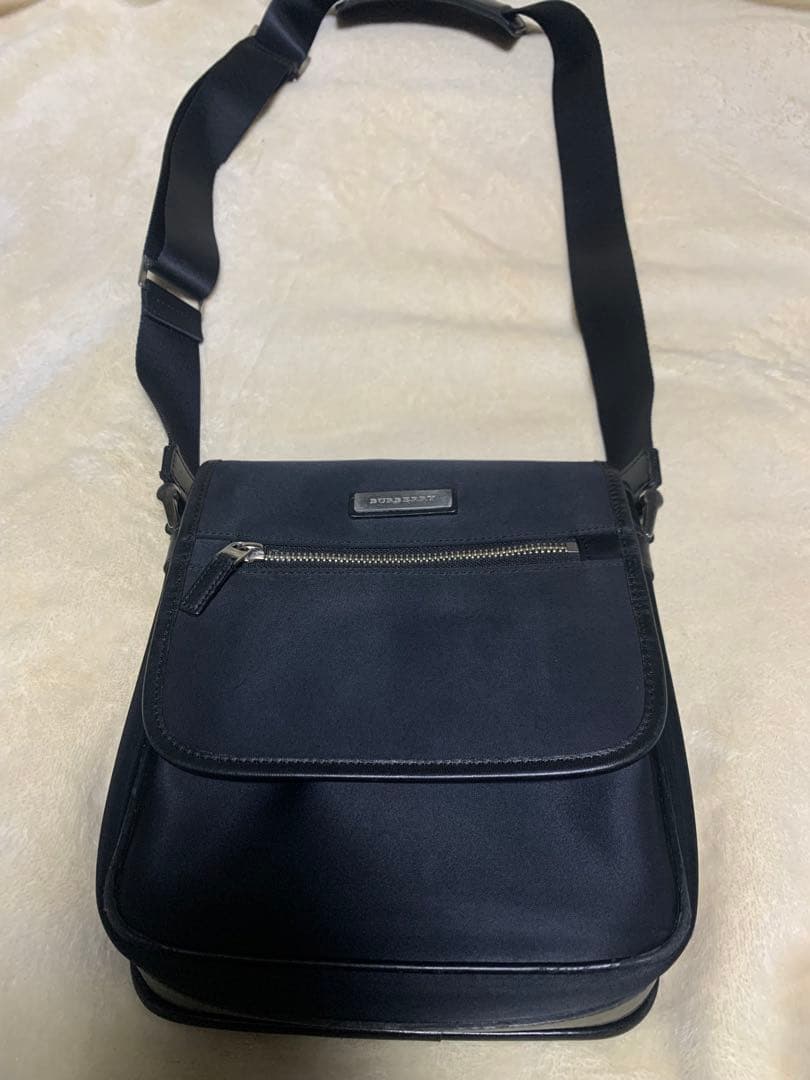 良品】バーバリー ナイロンショルダー 黒 ノバチェック - メルカリ