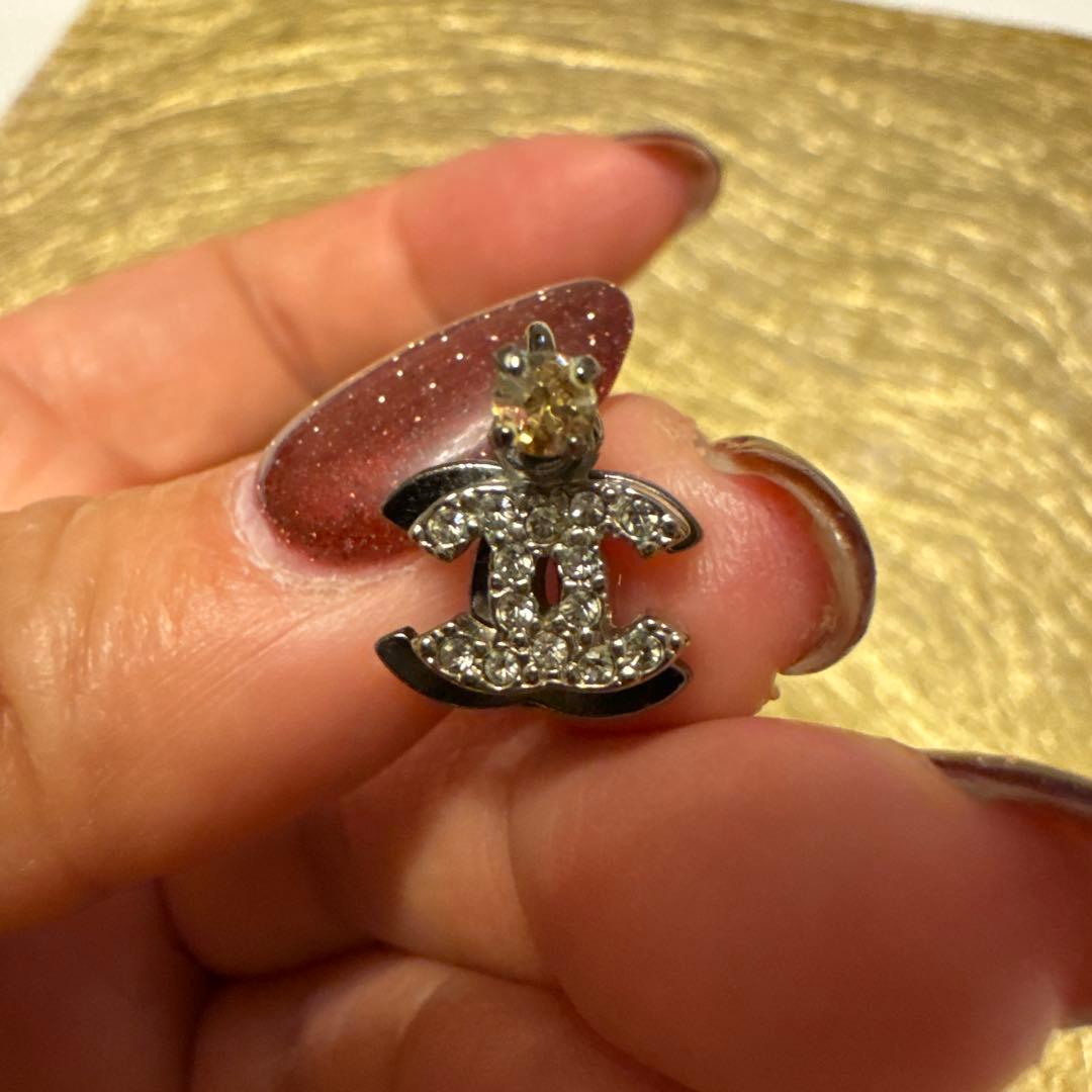 シャネル　CCロゴ ピアス(片耳用) シルバー　ラインストーンつき CHANEL（シャネル） ピアス CCマーク メタル＆ストラス ラインストーン