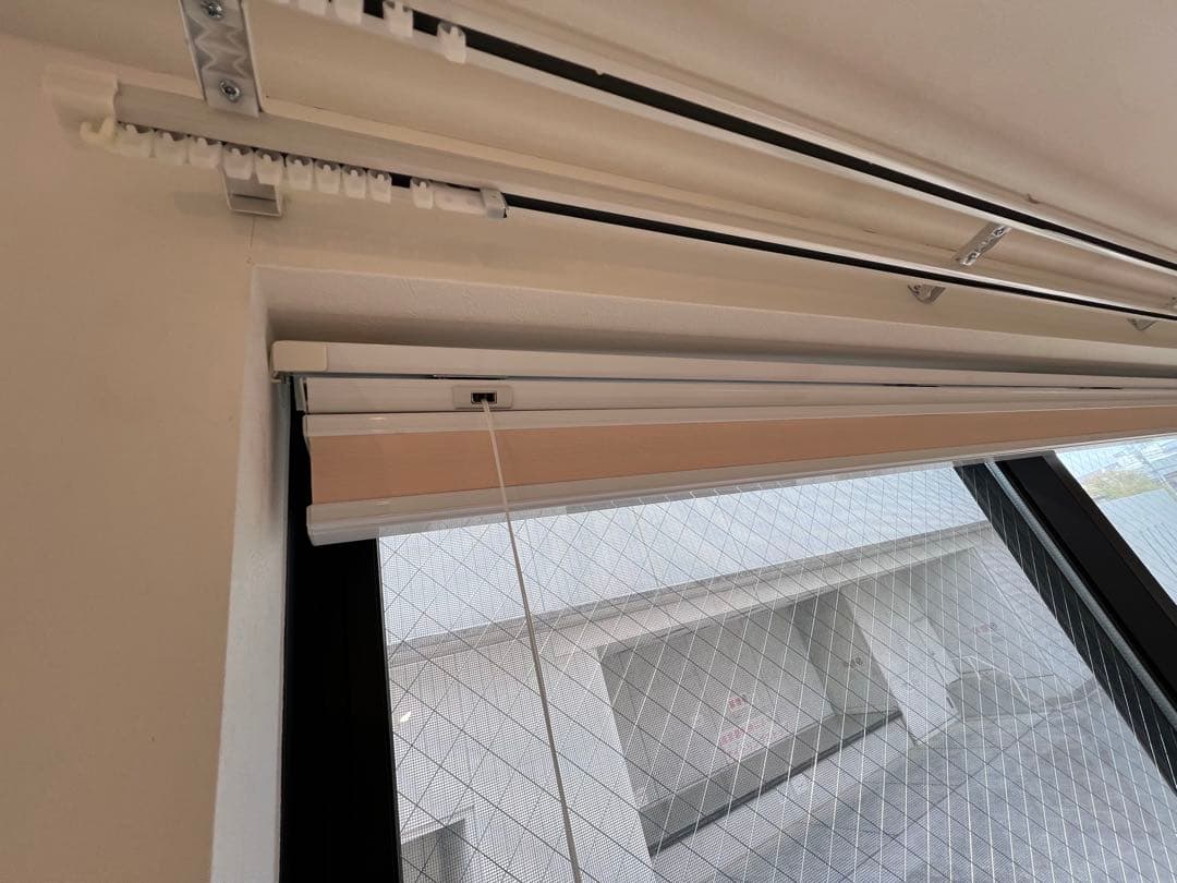 TUISS DECOR 採光トップダウンハニカムシェード