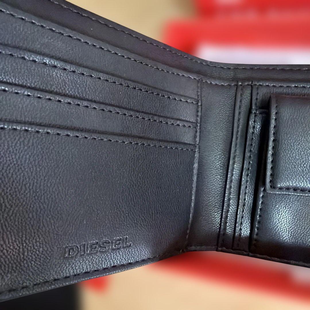 新品 DIESEL ブラック 二つ折り財布 箱付き - メルカリ