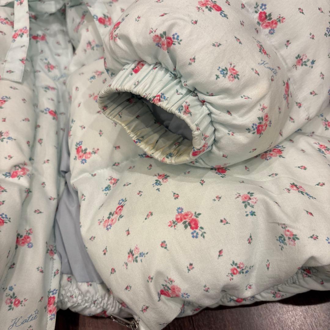 Katie 花柄ダウンジャケット 水色 最終値下げ - メルカリ