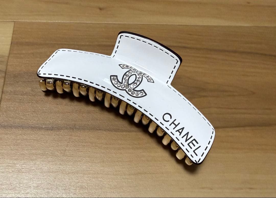 シャネルノベルティ ヘアクリップ - メルカリ
