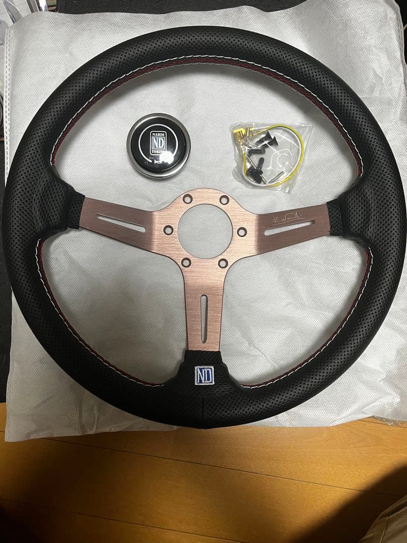ステアリング　クラシック　アルミ製、レッドステッチ Amazon | NARDIステアリング classic スポーツ タイプA パンチング