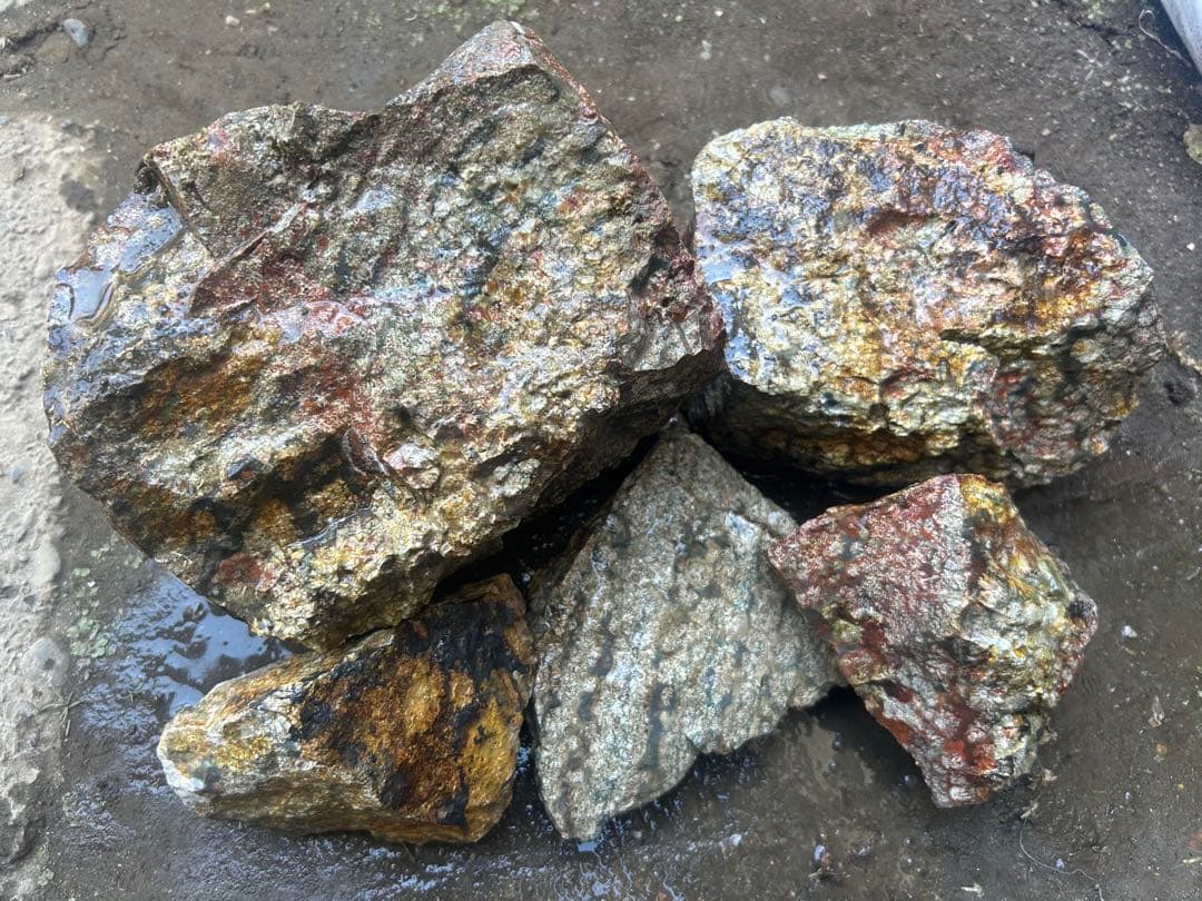 錦石　花紋石勾玉