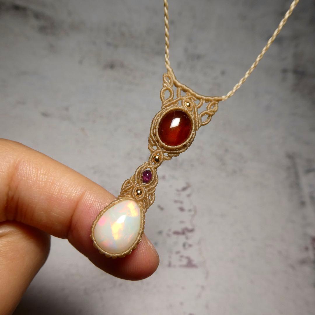 ガーネットとオパールのマクラメネックレス ガーネットマクラメ