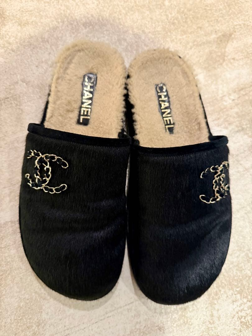 CHANEL ブラックファーミュール ファーサンダル CHANEL(シャネル) サンダル・ミュール(レディース