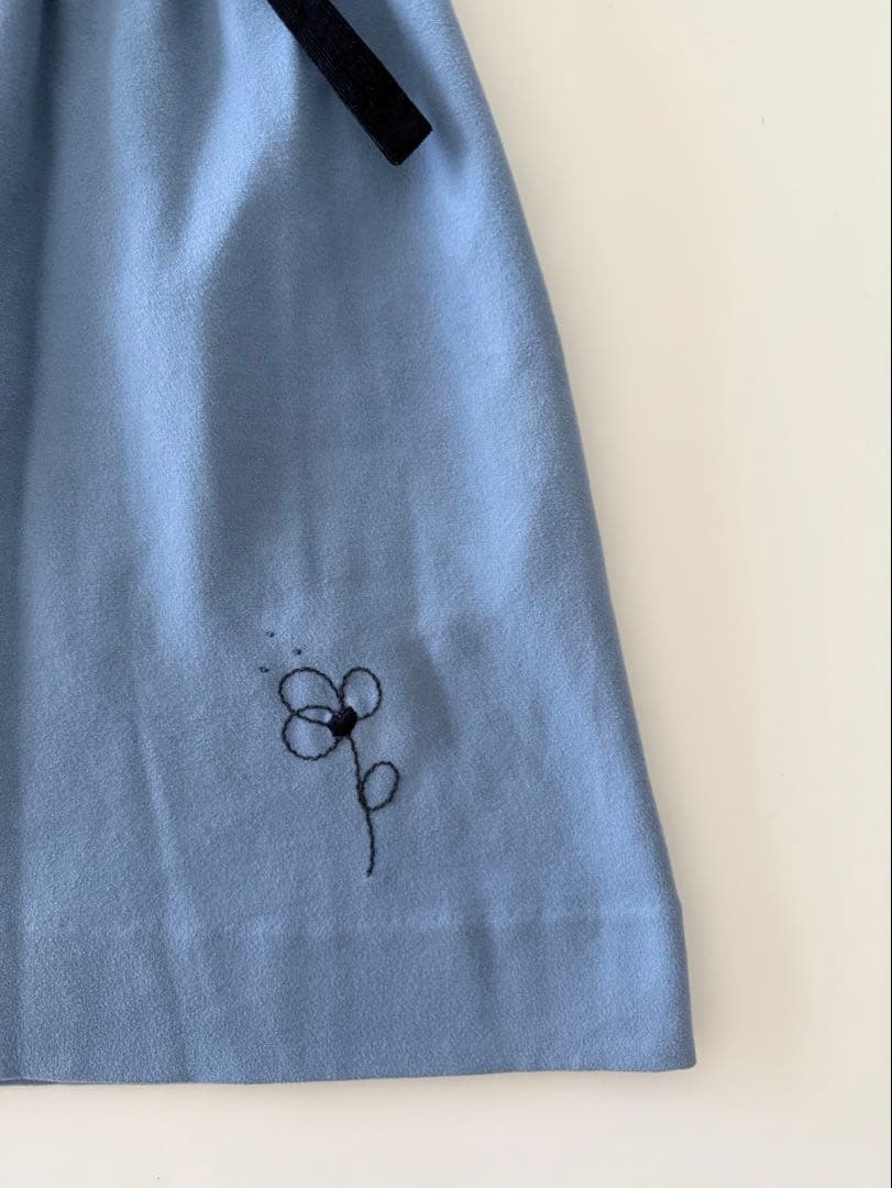 2度着用】ファミリア丸襟ワンピース 半袖水色刺繍 柔らかなフェルト地