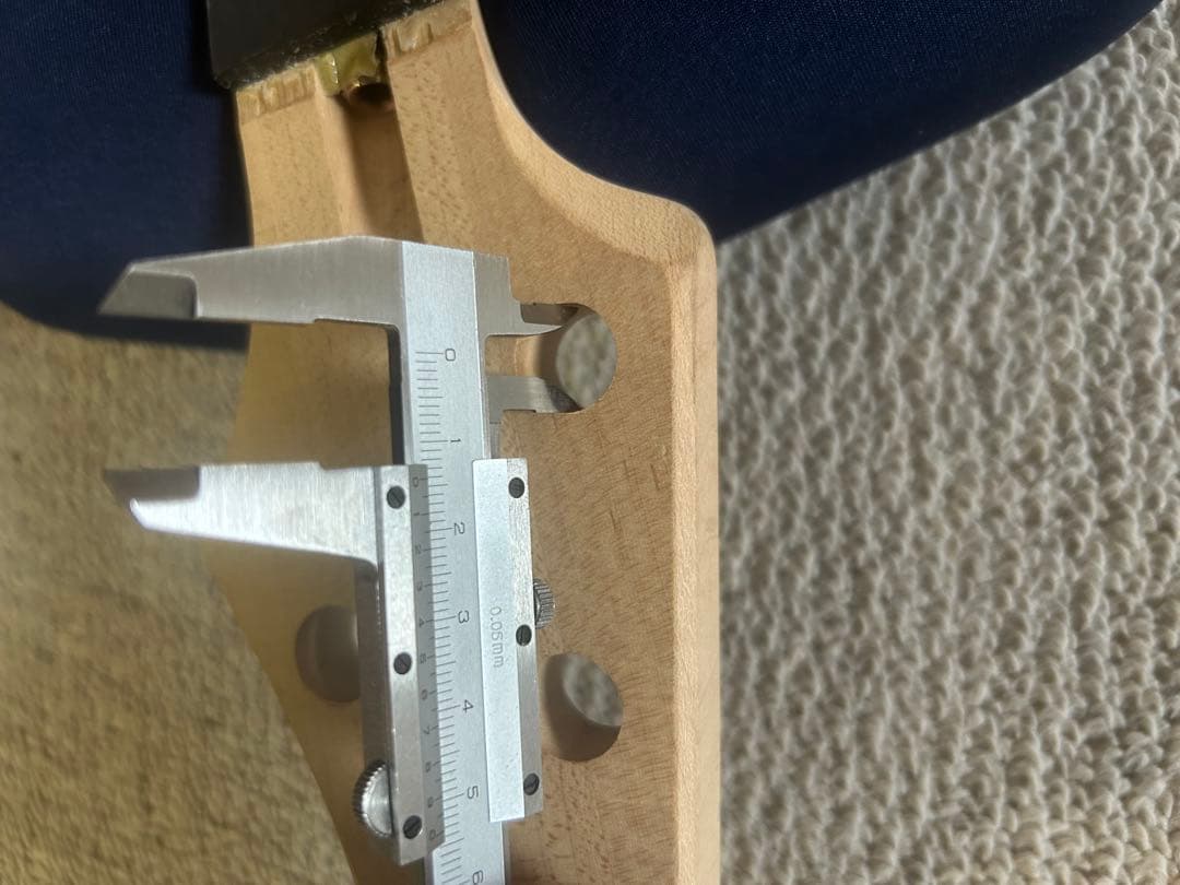 アカイ エレキベースボディ と ネック