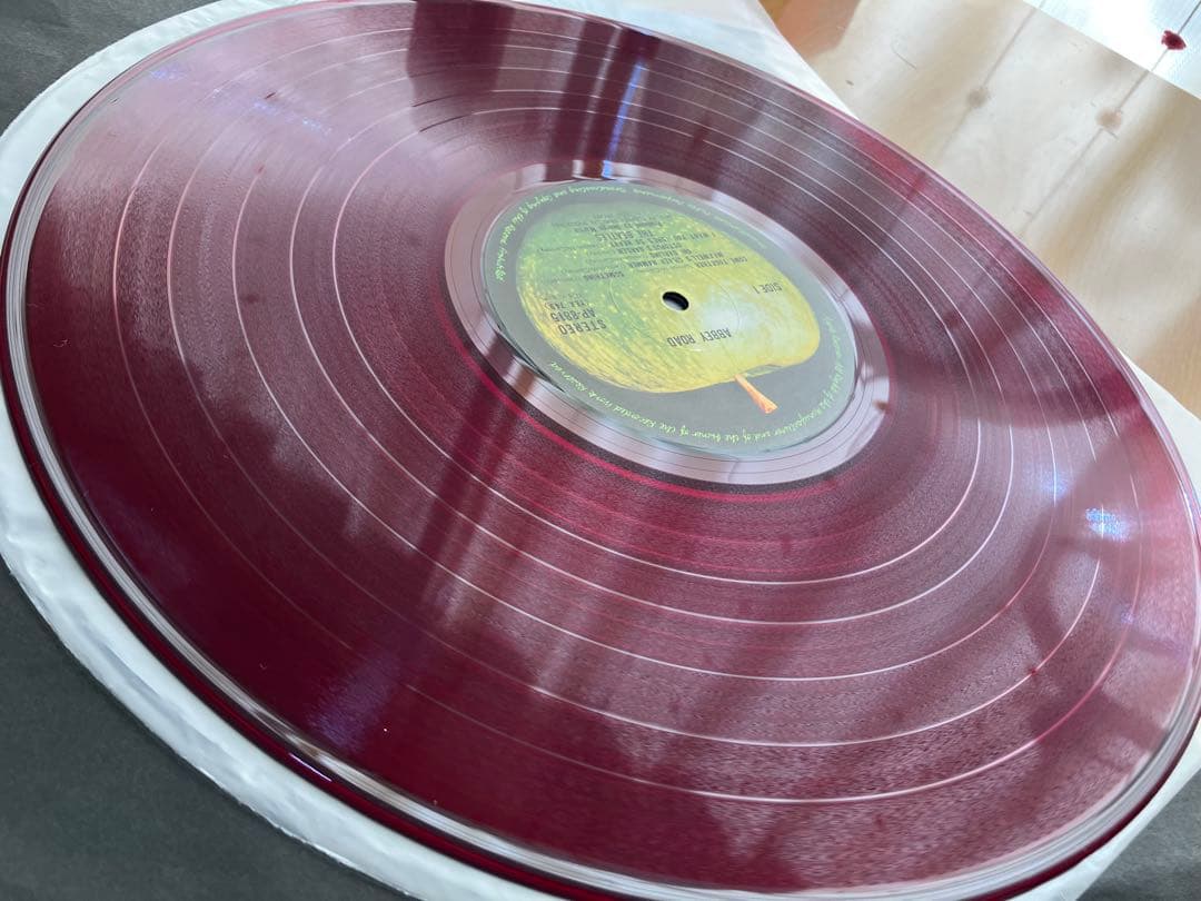 ミント赤盤ノーヒゲ 赤盤　アビーロード 歌詞もピン札の様です。　帯付