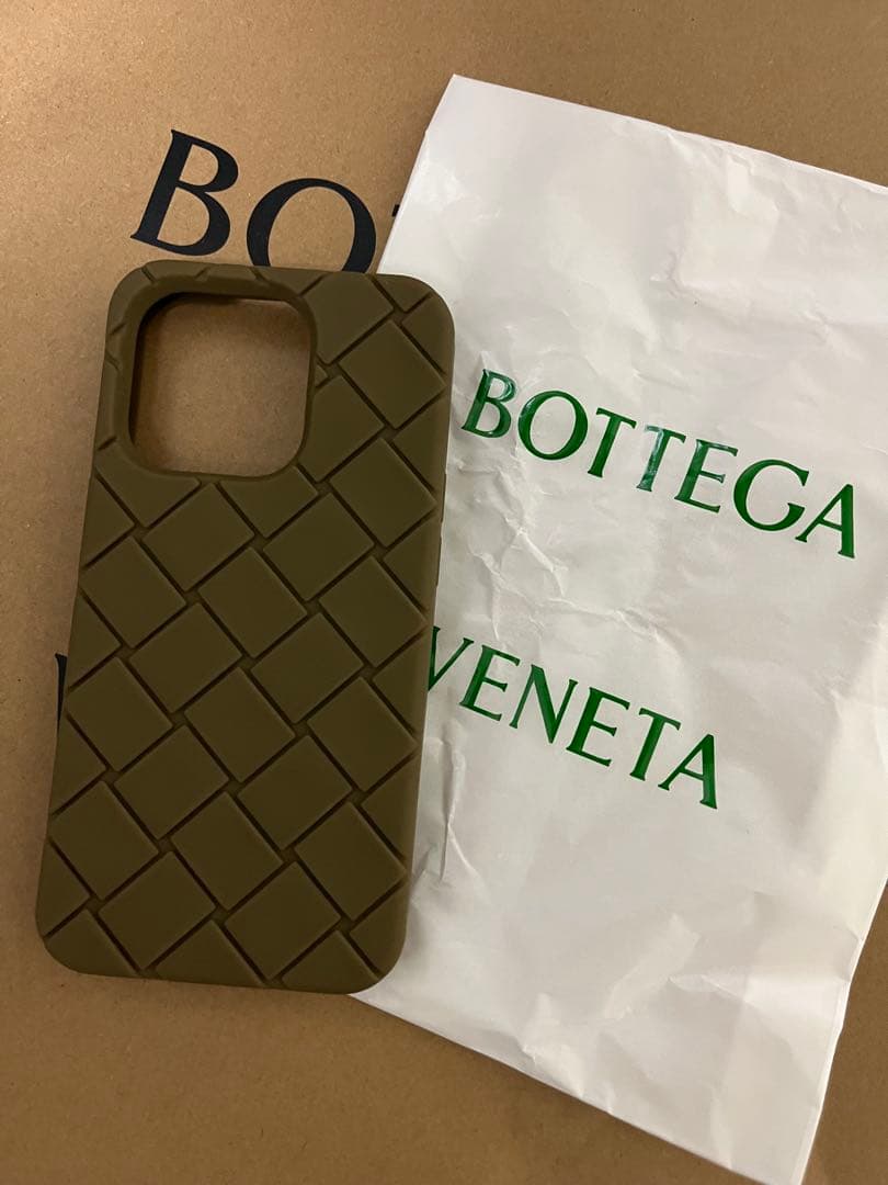 BOTTEGA VENETA オリーブグリーンiPhone15ケース【新品未使用 Bottega Veneta iPhone 15 Pro ケース スマホケース (BOTTEGA VENETA