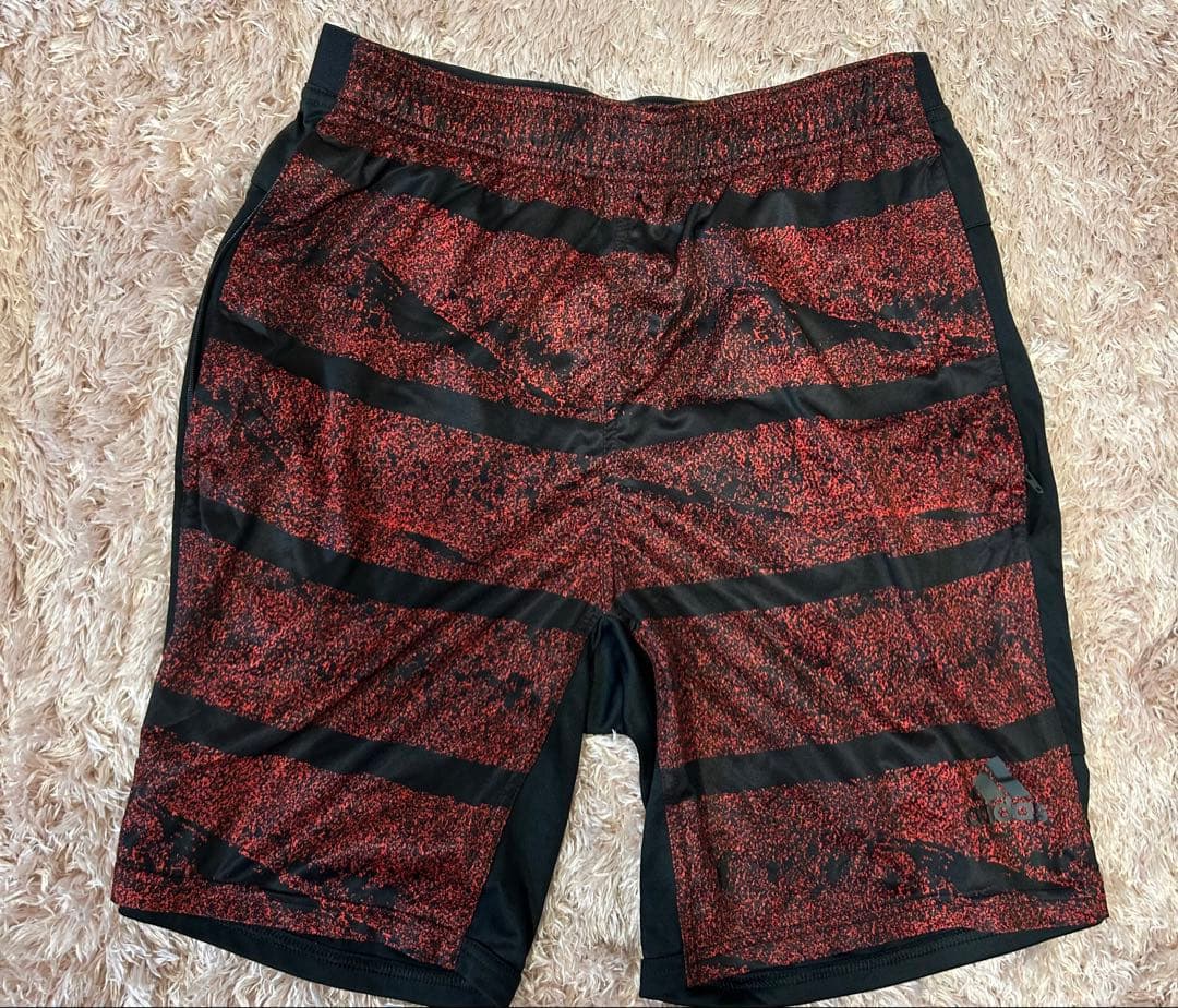 adidas 赤黒 ストライプ ショートパンツ - メルカリ