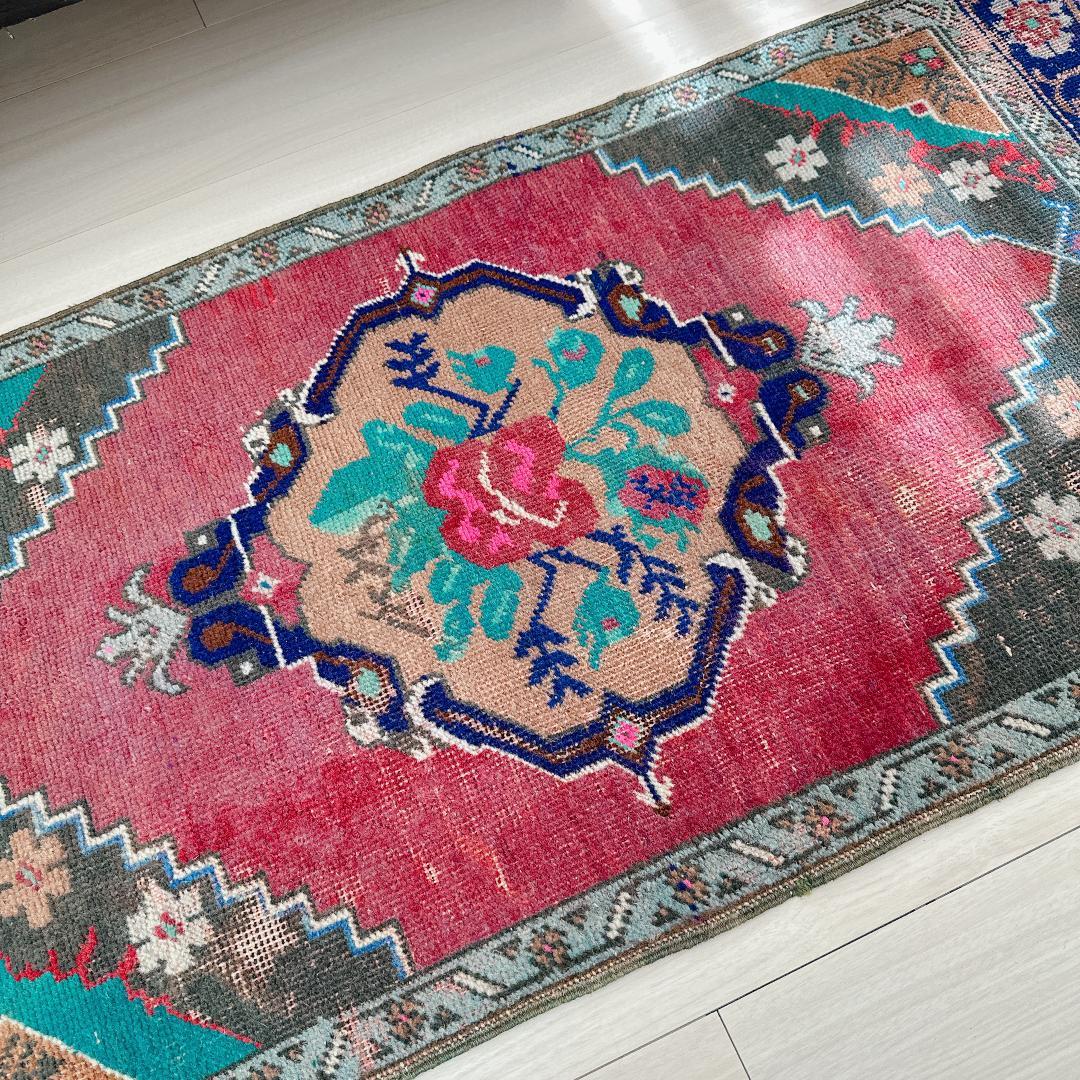 トルコヴィンテージラグ A84 人気柄 レア レッド グリーン ピンク ネイビー