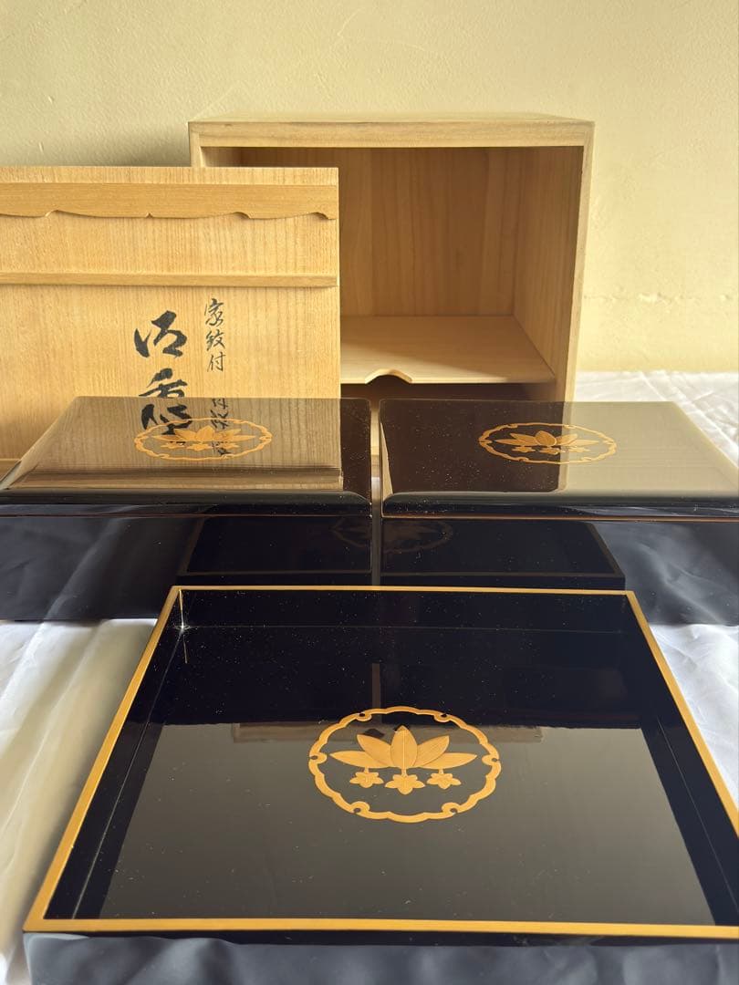 輪島塗の御重（お重箱）紋入、重台付き - メルカリ