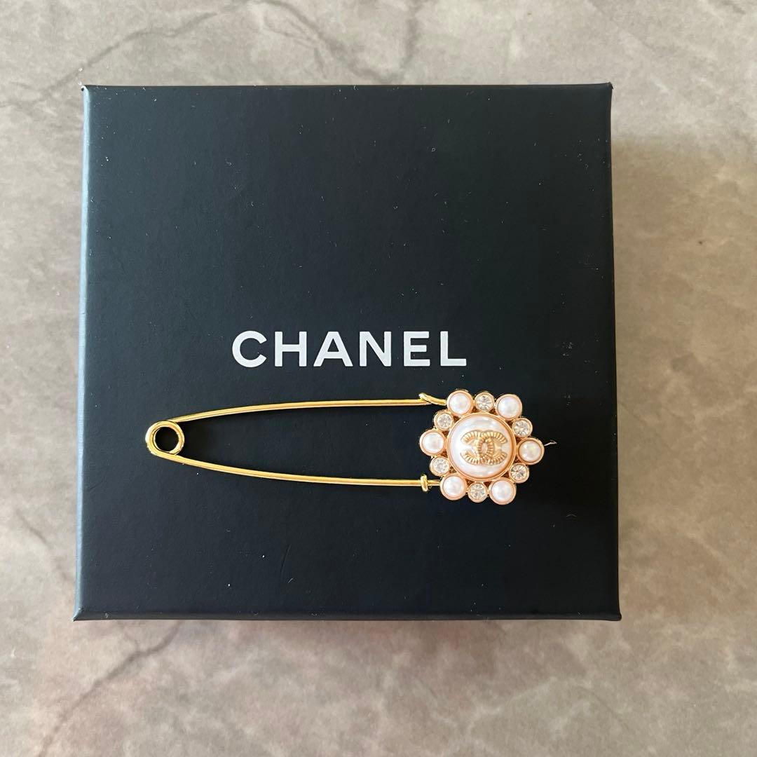 CHANEL フラワーモチーフロゴブローチ - メルカリ