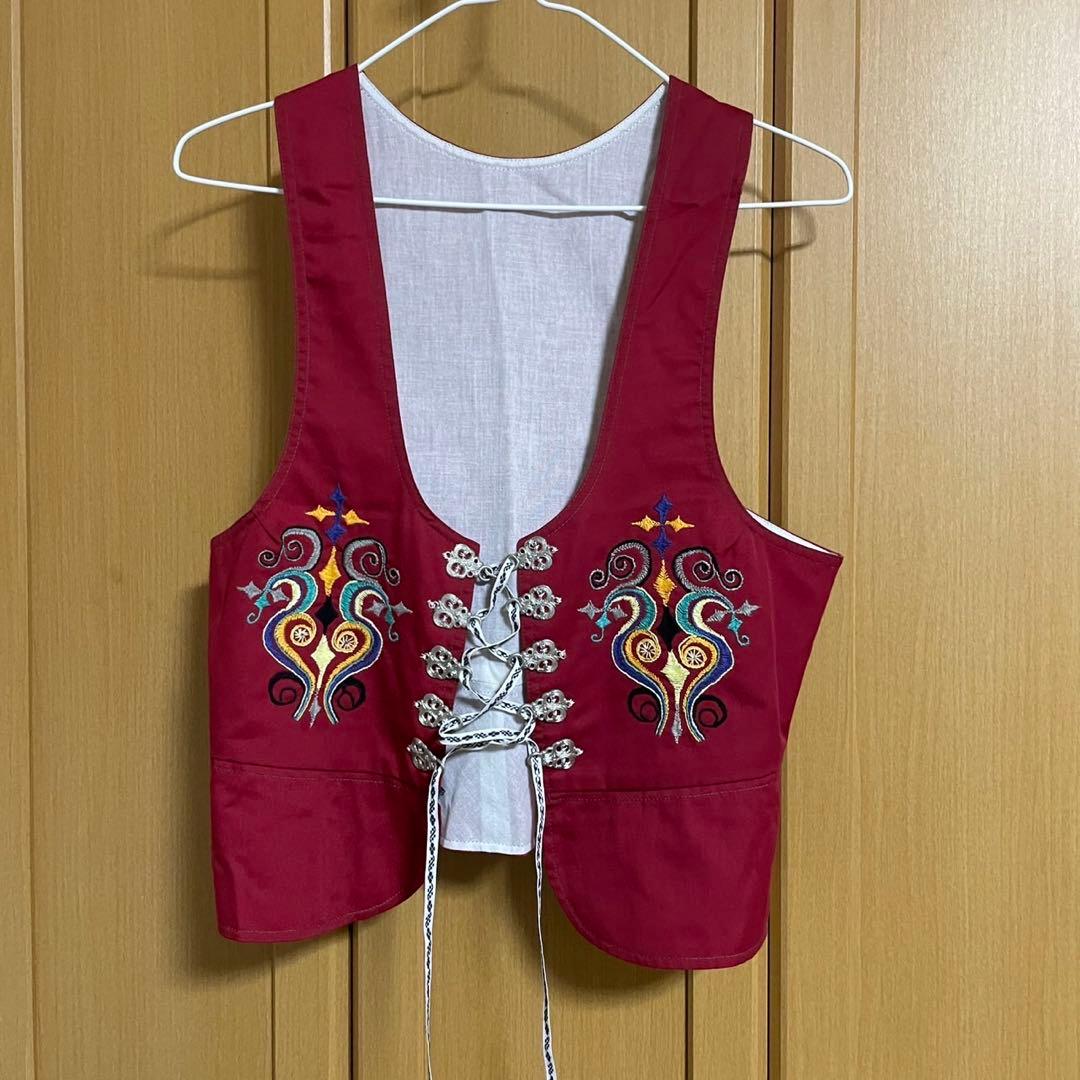 フォークダンス 赤 刺繍 ベスト - メルカリ