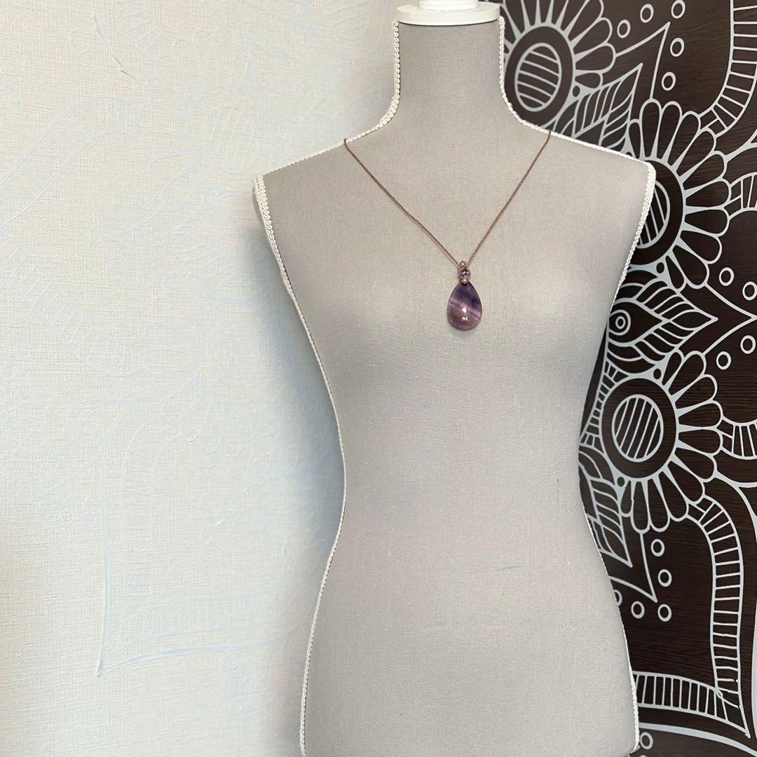 天秘糸』大きなパープルフローライトとファントムアメジストのマクラメ