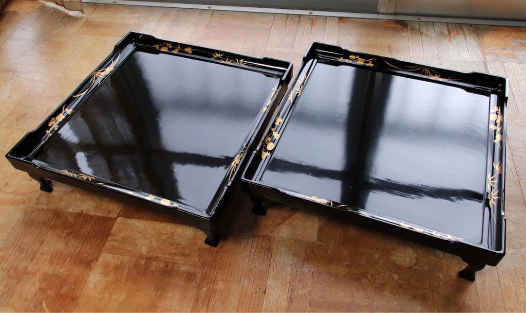 木製　黒塗　四方膳　二客　脚付　四君子　金蒔絵　茶懐石 天然木製漆塗 四君子 金蒔絵 高茶台 天目台 2客セット - 生活骨董と