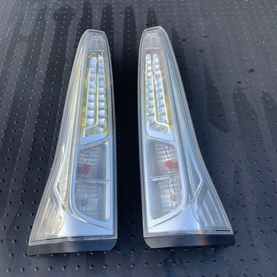 日産セレナハイウェイスターC26 クリアテールランプ左右セット 中古品