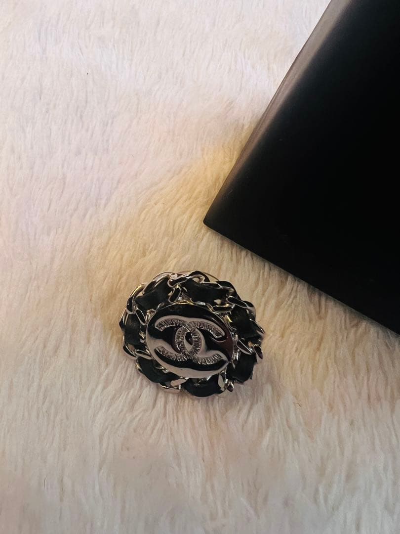 CHANEL ロゴデザイン ピアス(片耳用) - メルカリ