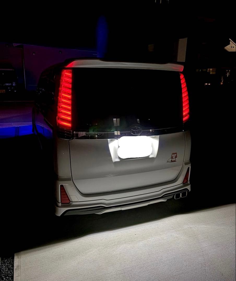 80ノア、ヴォクシー 、エスクァイア ダズフェローズ テールランプ