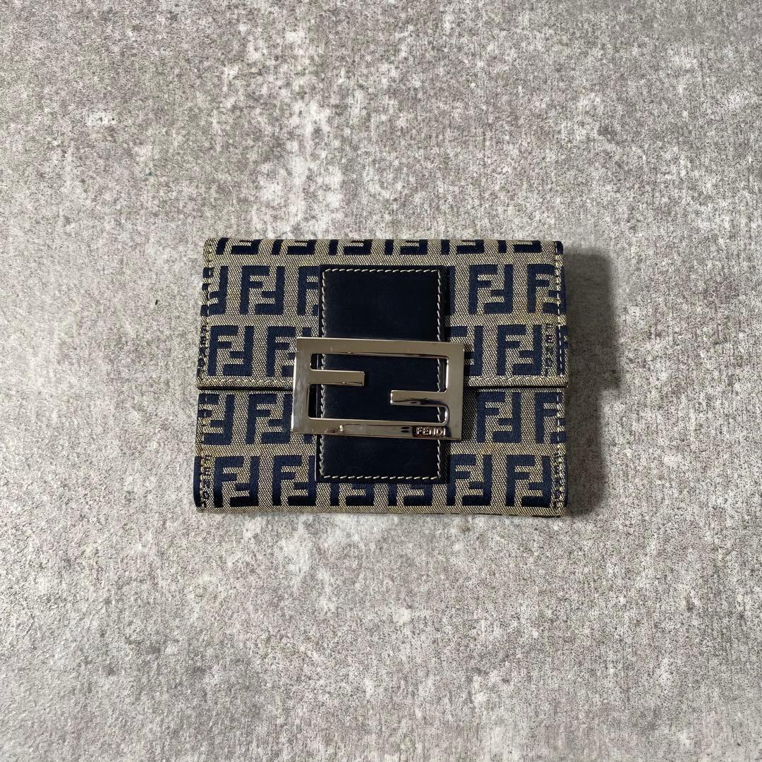 美品　FENDI フェンディ　折り財布　ズッカ柄　マンマバケット　グレー FENDI（フェンディ） 財布 ズッカ柄 コーティングPUレザー ジップ