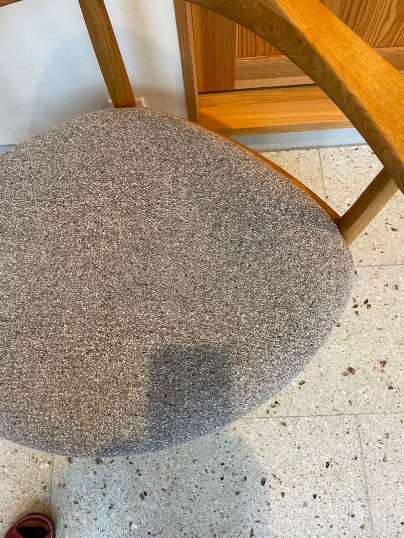 あぐらのかける男の椅子　秋山芳夫　座面グレー