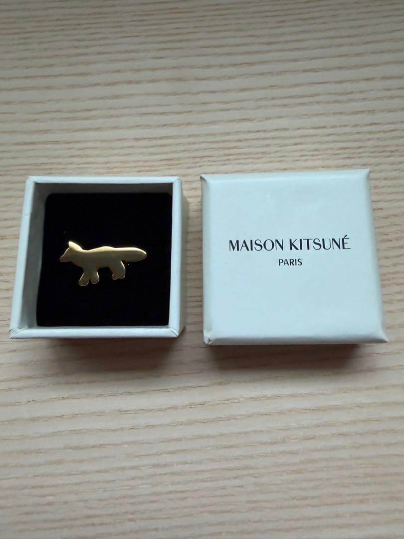 Maison Kitsune メゾンキツネ　ピンバッチ 新品未使用 ね*た様 美品 Maison Kitsune メゾンキツネ ピンバッチ ピンバッ