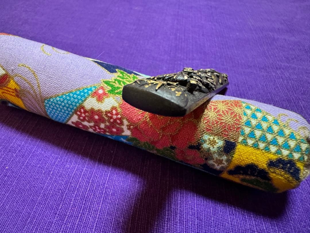 不世出の逸品　三顧礼図　無銘鉄元堂派　小柄　鉄地容彫金銀銅色絵象嵌（目貫笄鍔鐔拵