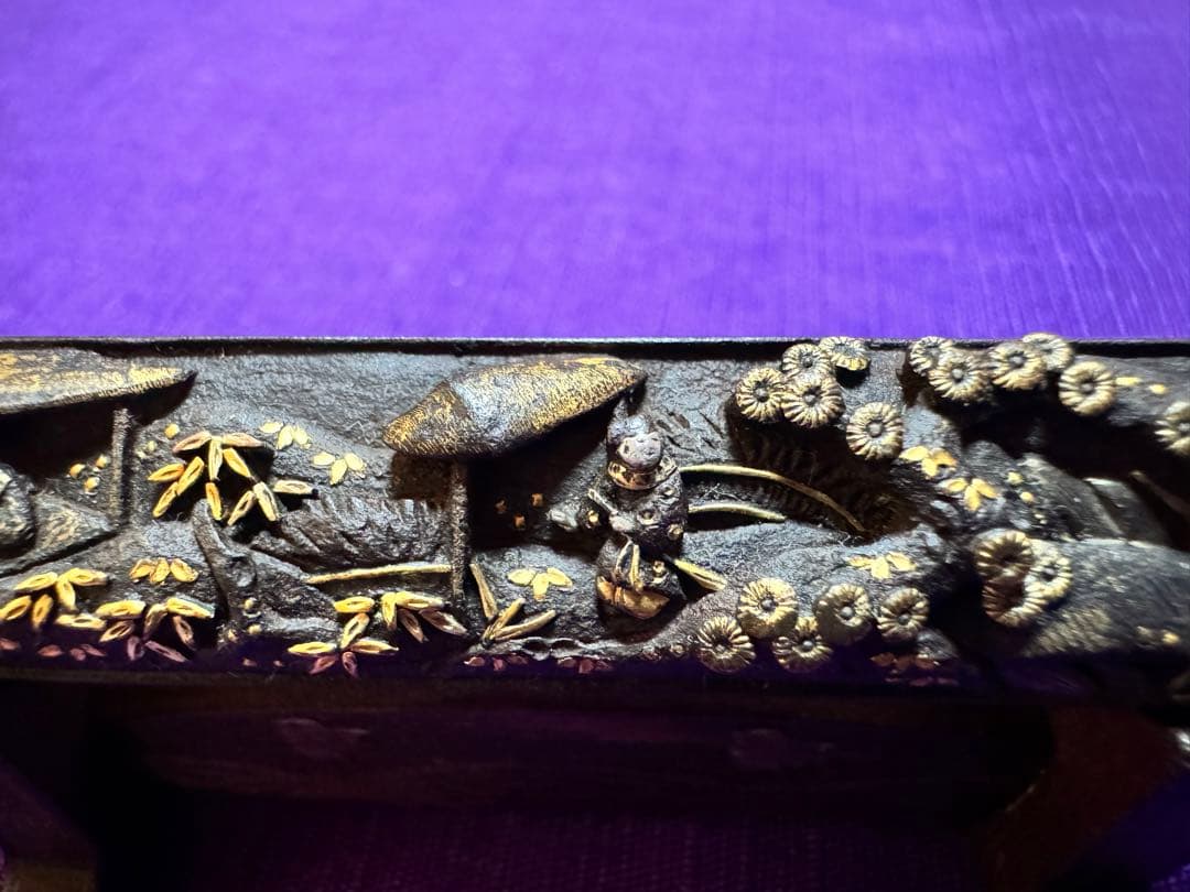 不世出の逸品　三顧礼図　無銘鉄元堂派　小柄　鉄地容彫金銀銅色絵象嵌（目貫笄鍔鐔拵