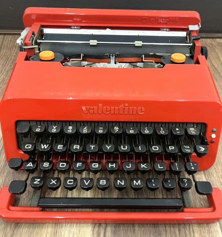 オリベッティ タイプライター 　赤いバケツ　A2 Olivetti オリベッティ Valentine バレンタイン タイプライター 赤