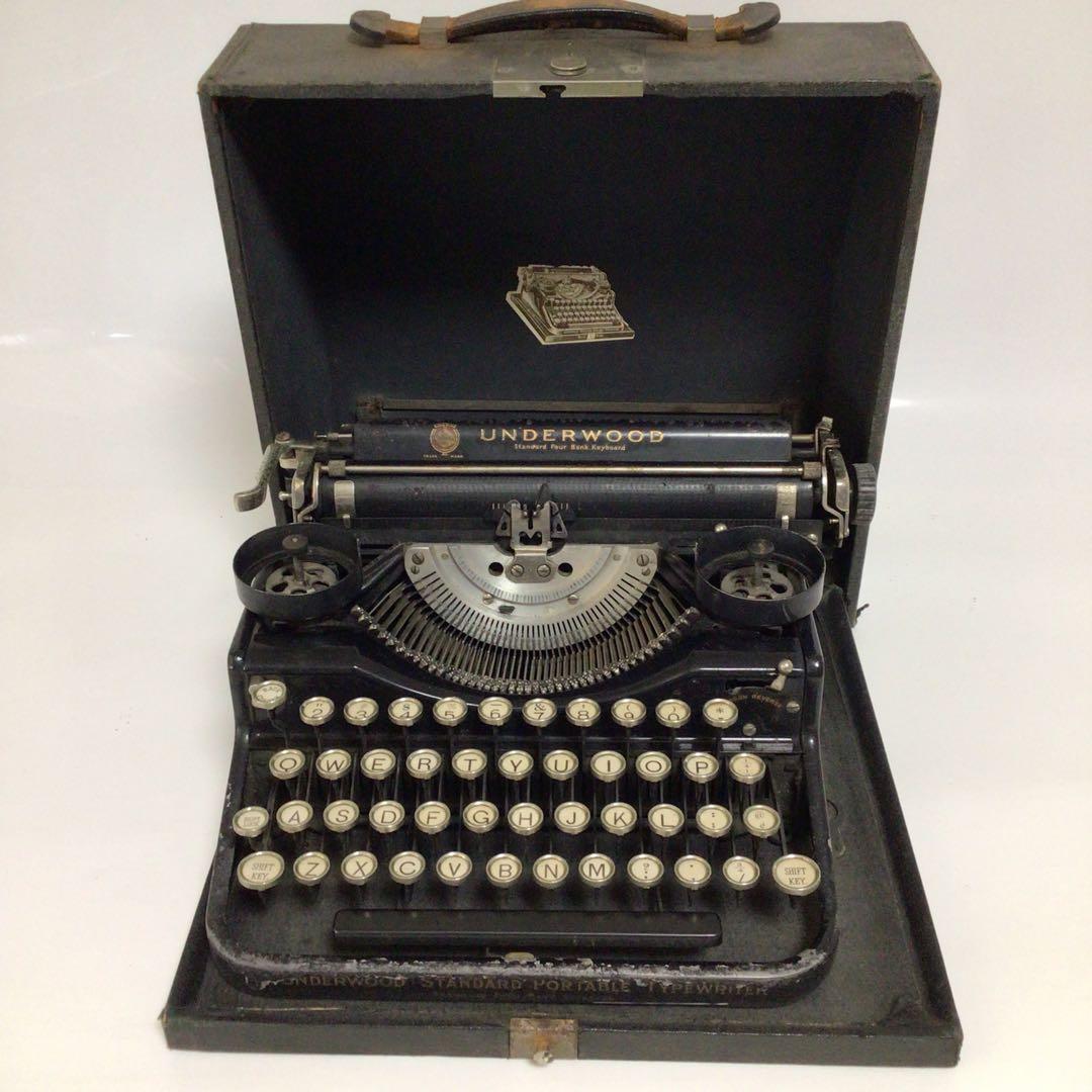 UNDERWOOD ポータブルタイプライター　レトロ　ビンテージ　アメリカ製 UNDERWOOD ポータブルタイプライター レトロ ビンテージ アメリカ製