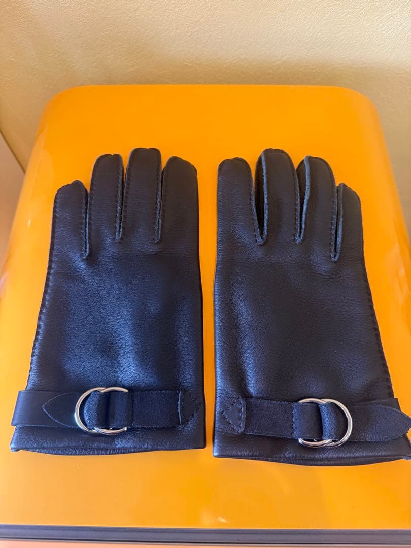 HERMES カーフレザー ブラック手袋最後のお値下げ エルメス】大人が10月に選ぶべき新作小物5選。 カシミヤマフラー、馬柄