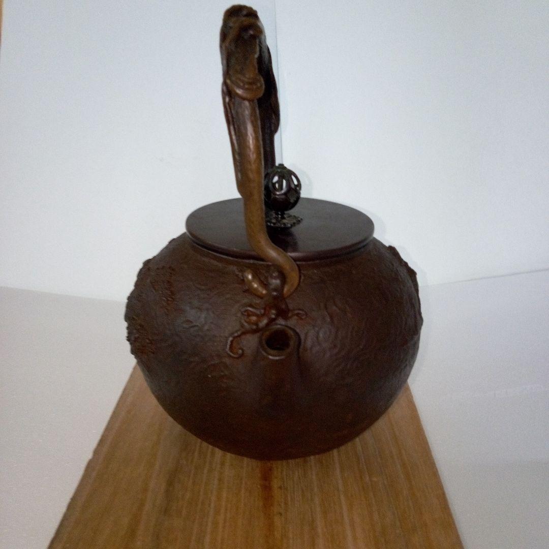 亀文堂造 鉄瓶 楼閣山水盛上紋様 霊芝銅持手