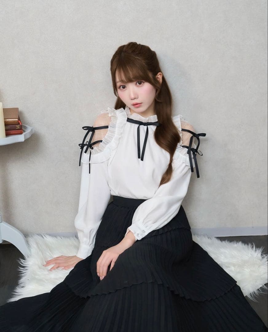 Rosé Muse Shoulder frills Ribbon blouse - メルカリ