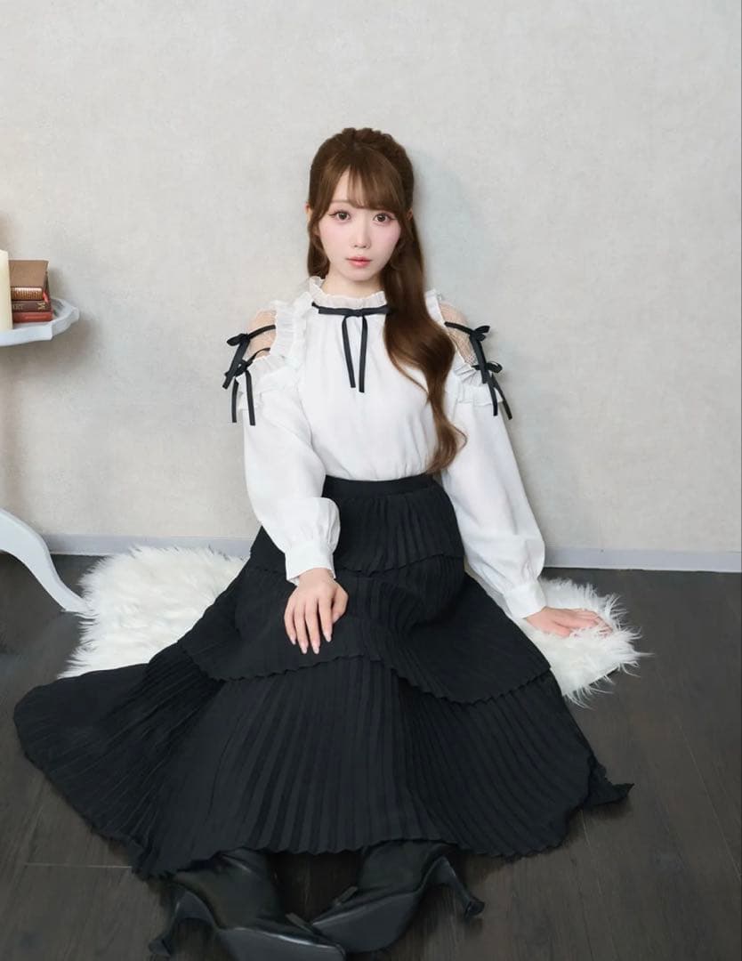 Rosé Muse Shoulder frills Ribbon blouse - メルカリ
