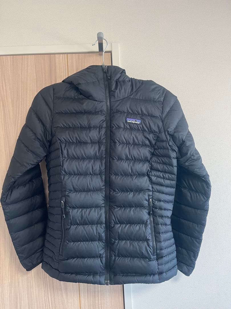 美品］Patagonia ウィメンズ XS ダウン セーター フーディ - メルカリ