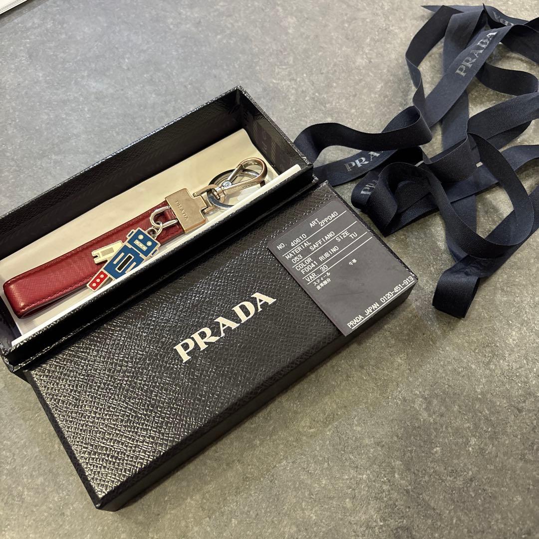 PRADA 赤 レザー キーホルダー PRADA プラダ レザーキーリング オファー キーホルダー 赤系