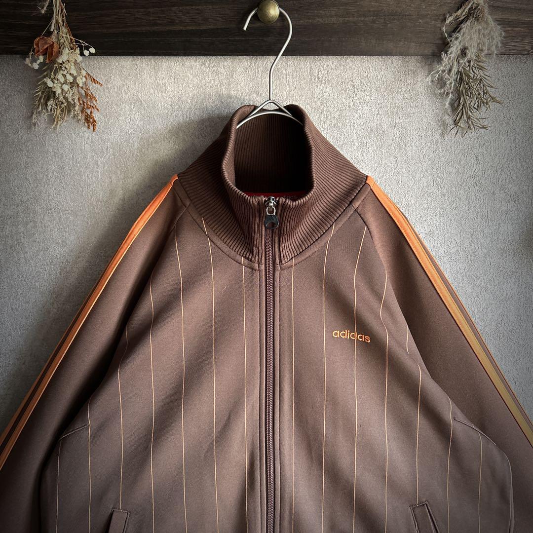 adidas トラックジャケット ブラウン×オレンジ ロゴ刺繍 ストライプ