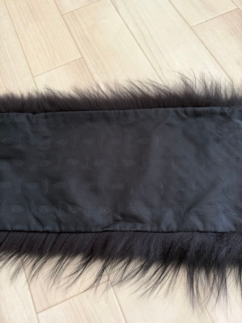 GUCCI ブラックファーストール - メルカリ