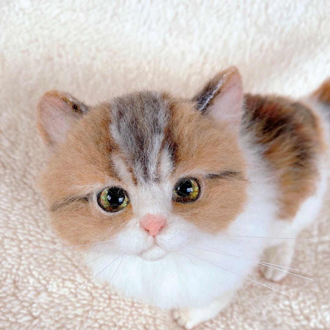 羊毛フェルト猫 全身 リアル可愛い三毛のマンチカン - メルカリ