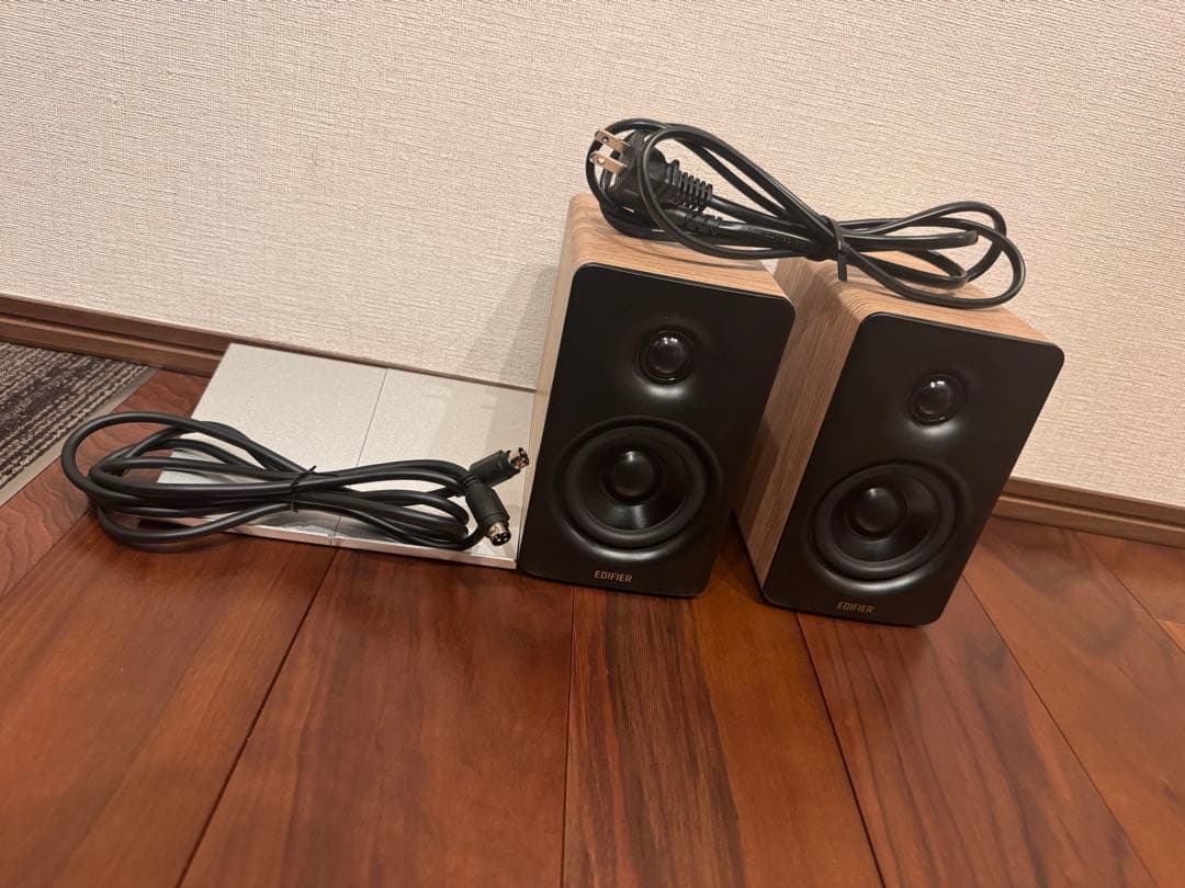 EDIFIER アクティブスピーカー　M60 アルミスタンド付き Edifier M60 レビュー・狭い環境でも良質な音を楽しめるマルチメディア