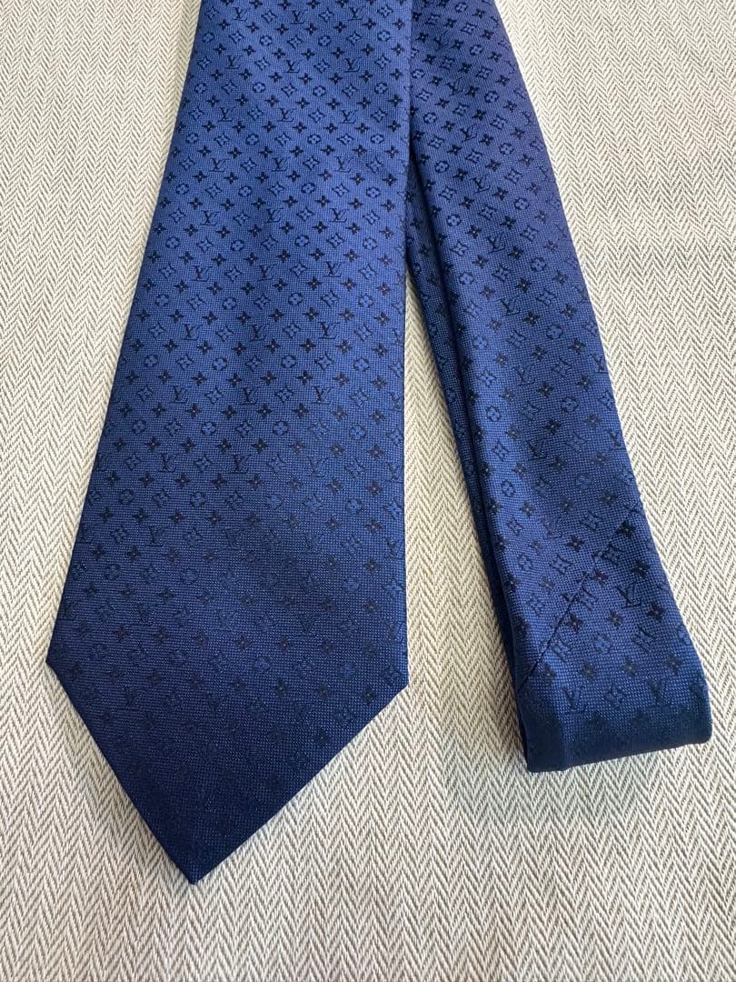 ルイヴィトン　ネイビー シルク ネクタイ ロゴパターン LOUIS VUITTON（ルイ・ヴィトン） 【新品】ルイヴィトン ネクタイ