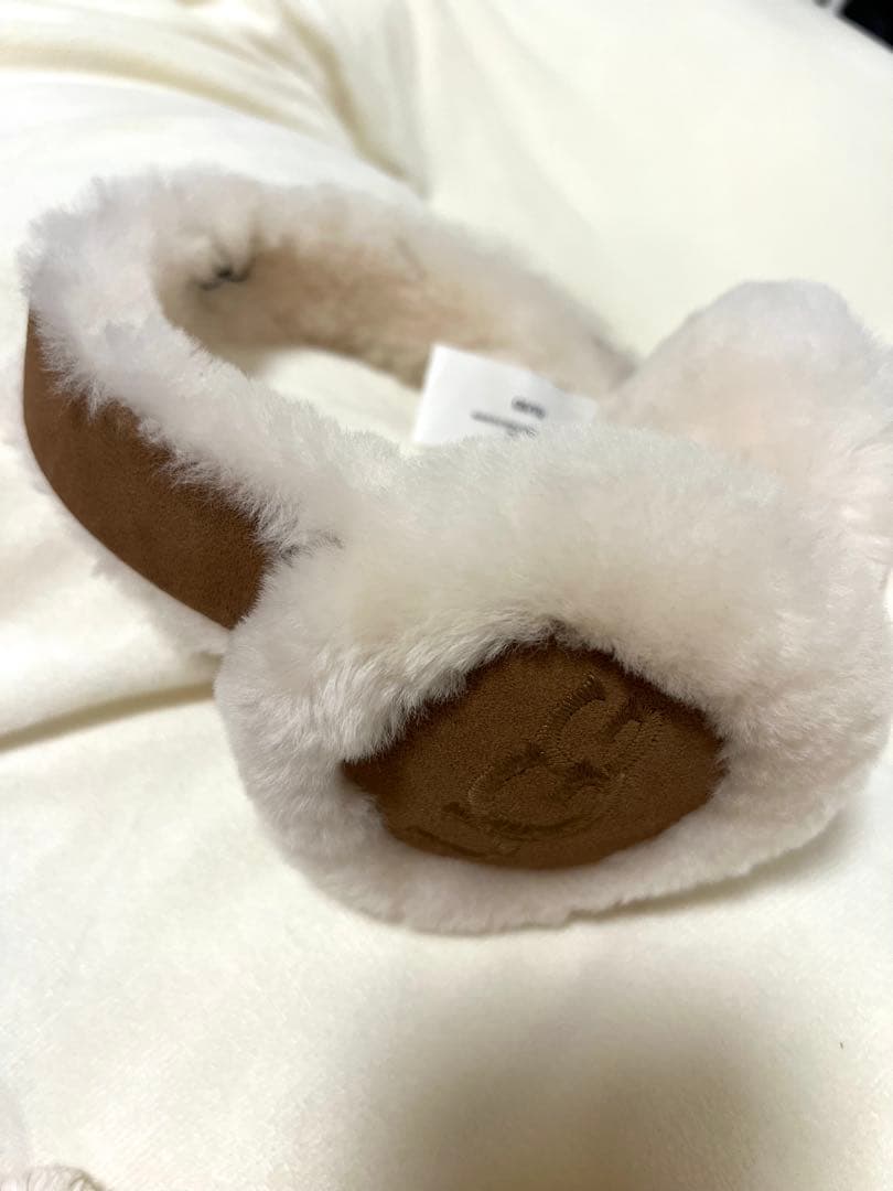 UGG イヤーマフ　（シープスキン エンブロイダリー イヤーマフ）