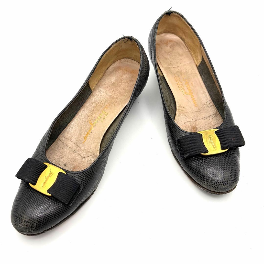 お手頃価格✨フェラガモ パンプス ヴァラリボン リザード型押し レザー