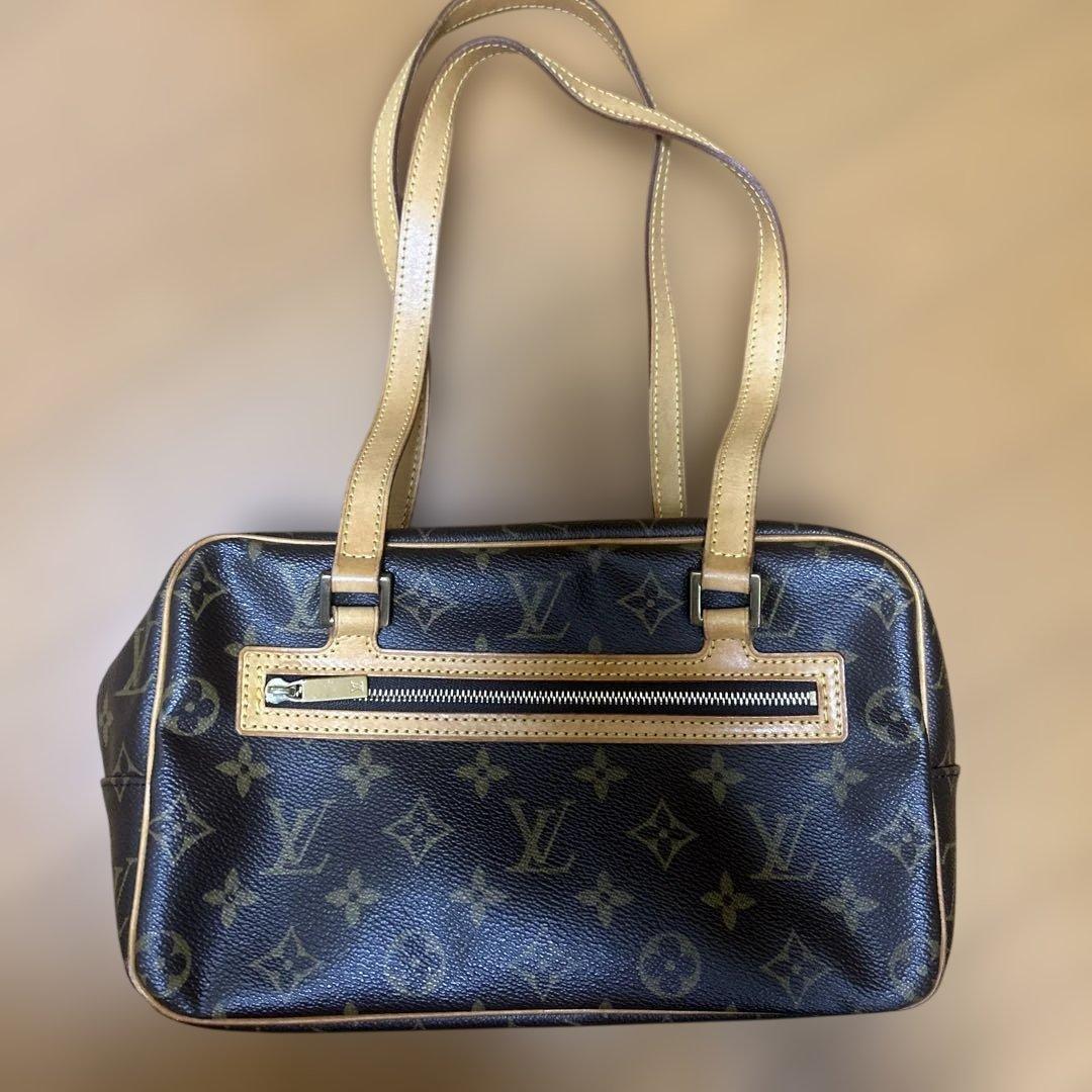 Louis Vuitton バッグ The First Celeb Spotted Carrying the New Louis Vuitton x Takashi